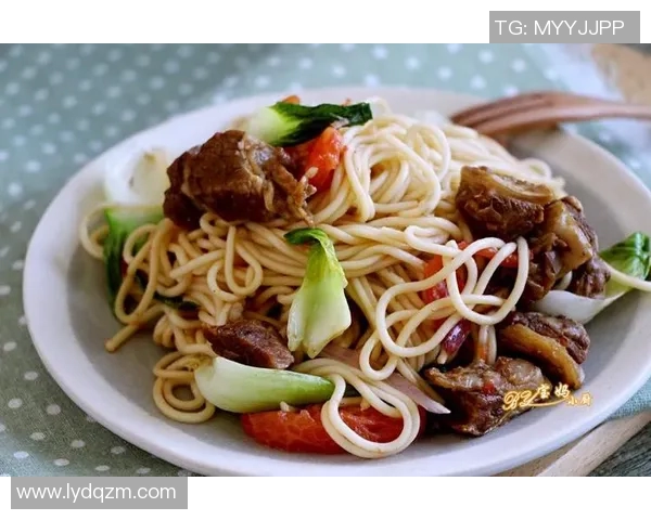 足球明星享受美味面条的高清瞬间分享