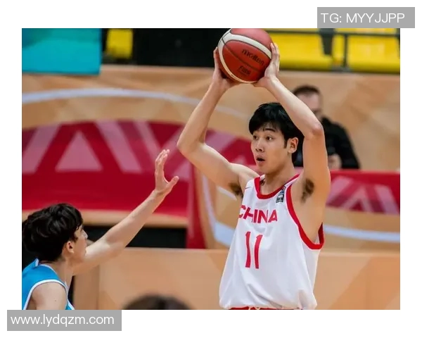 左手运球的篮球明星们如何在赛场上展现独特魅力与技巧